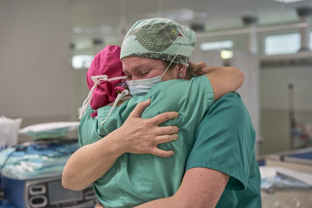 El corto-documental ‘Cambio de turno’ muestra la labor del personal de enfermería implicado en la contención del COVID-19