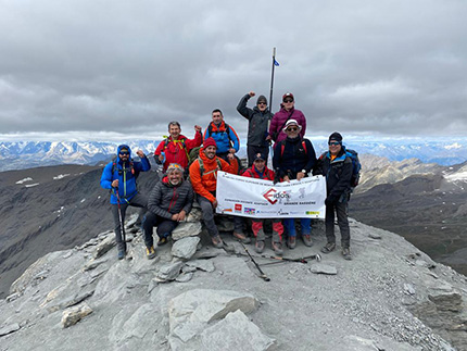 Tres montañeros ciegos coronan el Grande Sassière a 3.751 metros