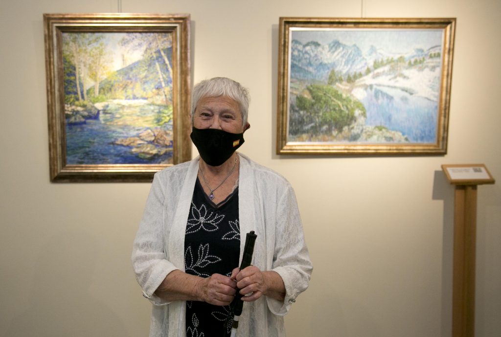 La pintora con discapacidad visual Cristina Gutiérrez Lafuerza muestra cómo ‘El mar da vida a mis paisajes’, en el Museo Tiflológico de la ONCE