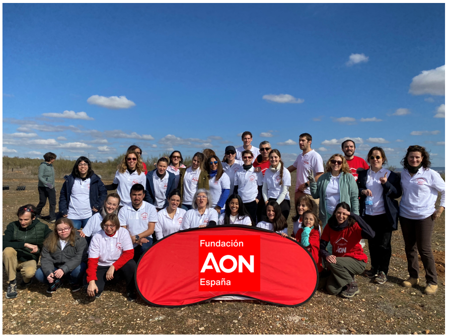 Voluntarios de la Fundación Aon y jóvenes con discapacidad intelectual de la Fundación Prodis plantan un “Bosque de la Fundación Aon” en Camarma, Madrid