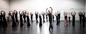 Afectados por el Parkinson y bailarines del Ballet Nacional de España danzando juntos contra la enfermedad