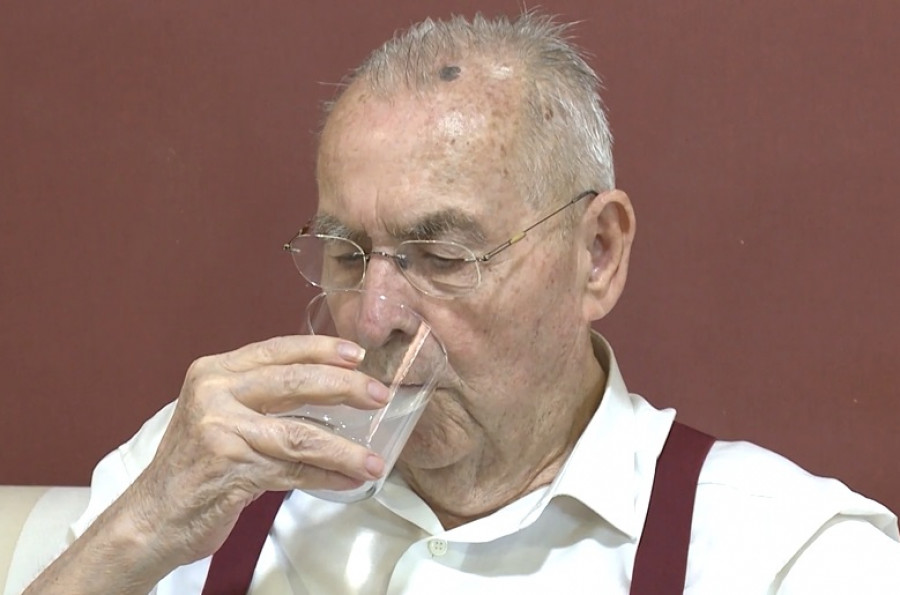 Más de 5.000 personas mayores reciben recomendaciones para mantener una adecuada hidratación durante el verano