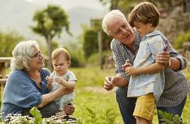 Los españoles reconocen el papel de los abuelos: un 66% cree que su rol es cada vez más importante para las familias