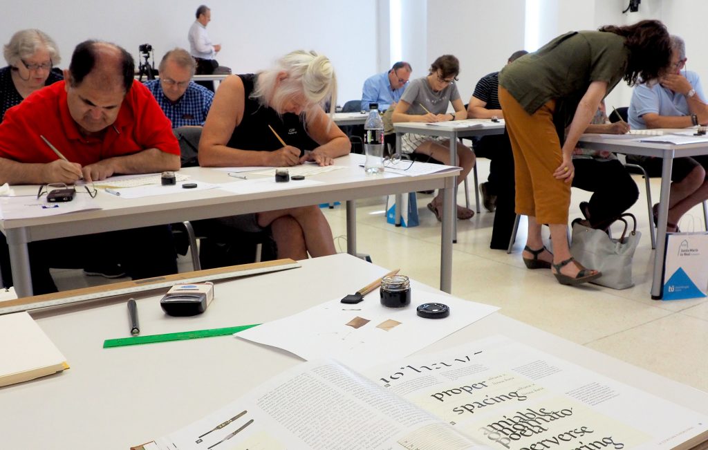 30 personas se adentran en la caligrafía y la música medieval con la Fundación Santa María la Real