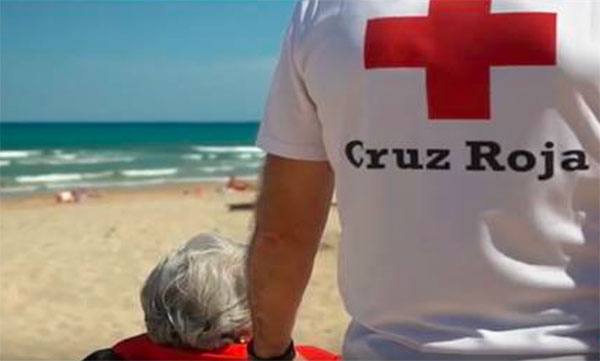 Cruz Roja presta su servicio de baño adaptado en más de 60 playas españolas