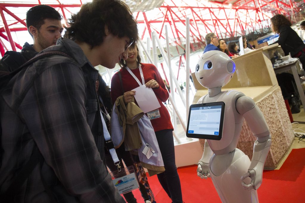 PACA y TEO, los robots inteligentes que atienden a los asistentes al Congreso de Tecnología y Turismo