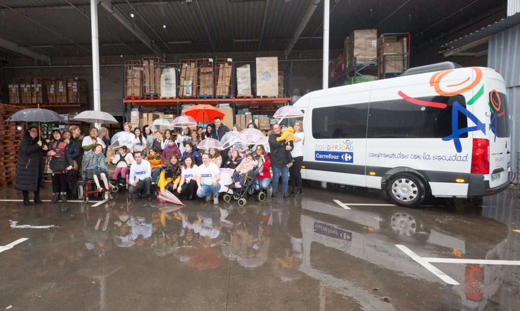 Carrefour dona un vehículo adaptado a Confederación ASPACE a favor de la infancia con parálisis cerebral de Gijón