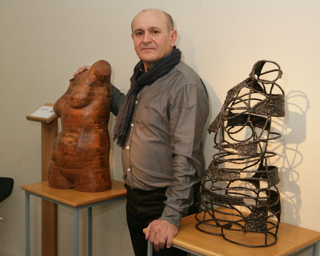 El escultor Tomás García Redondo invita a ‘Buscar y encontrar’, en su exposición en el Museo Tiflológico de la ONCE