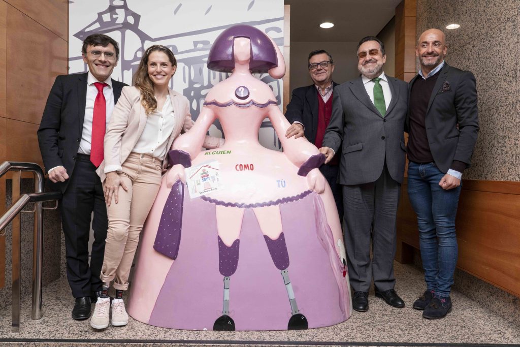 Fundación ONCE dona al Comité Paralímpico Español la escultura de la menina diseñada por la atleta Sara Andrés