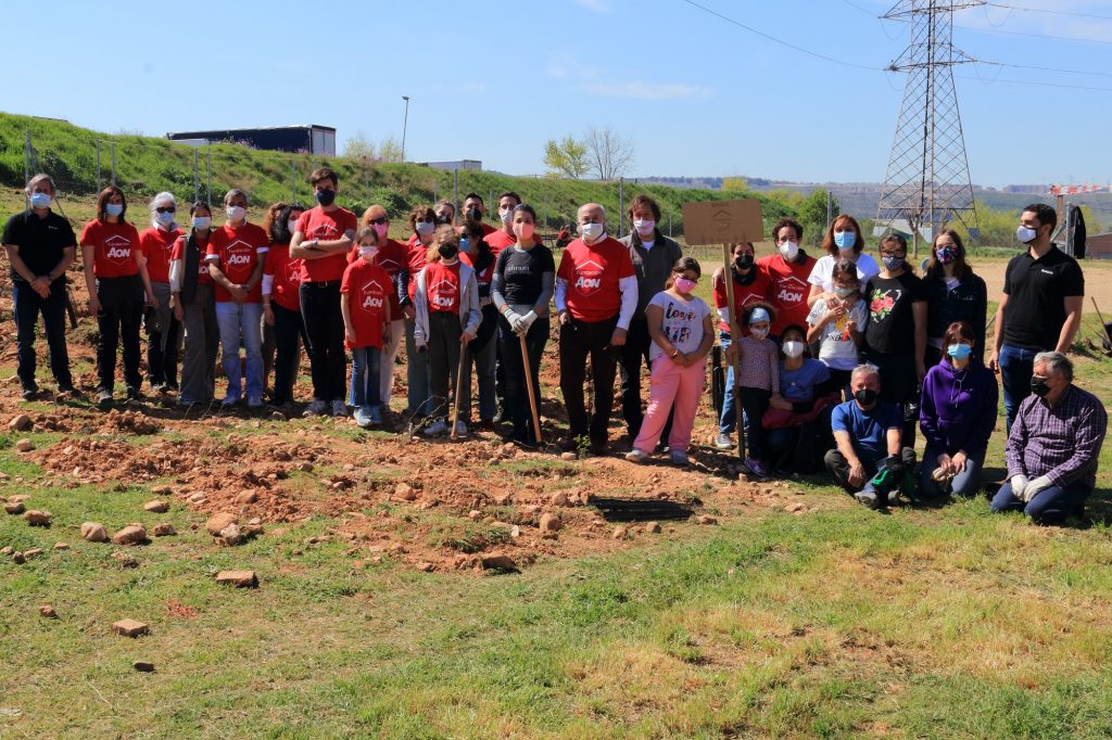 Voluntarios de la Fundación Aon España plantan 365 árboles en Madrid para combatir el cambio climático