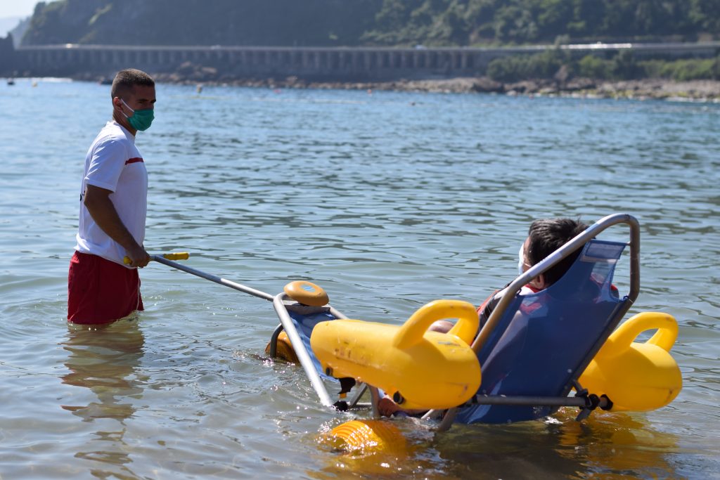 Fundación AXA y Cruz Roja facilitan el disfrute de la playa para las personas con discapacidad y sus familias