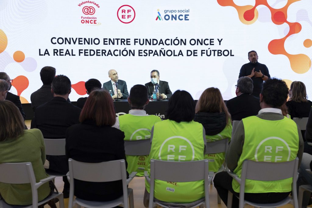 Voluntarios de Fundación ONCE acompañarán a personas con discapacidad en los partidos de la selección