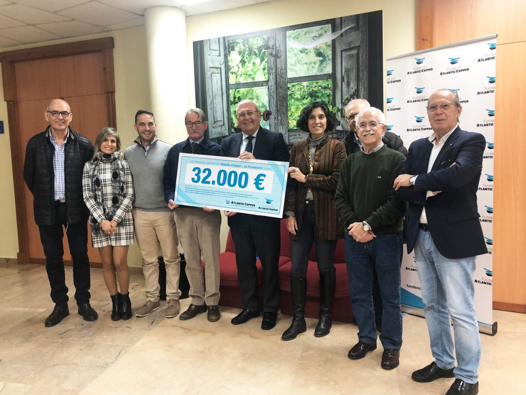 La Fundación Atlantic Copper entrega un cheque solidario de 32.000 euros a ocho Ong onubenses